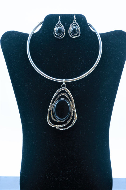 NE-296 Silver Collar with Black Oval Pendant