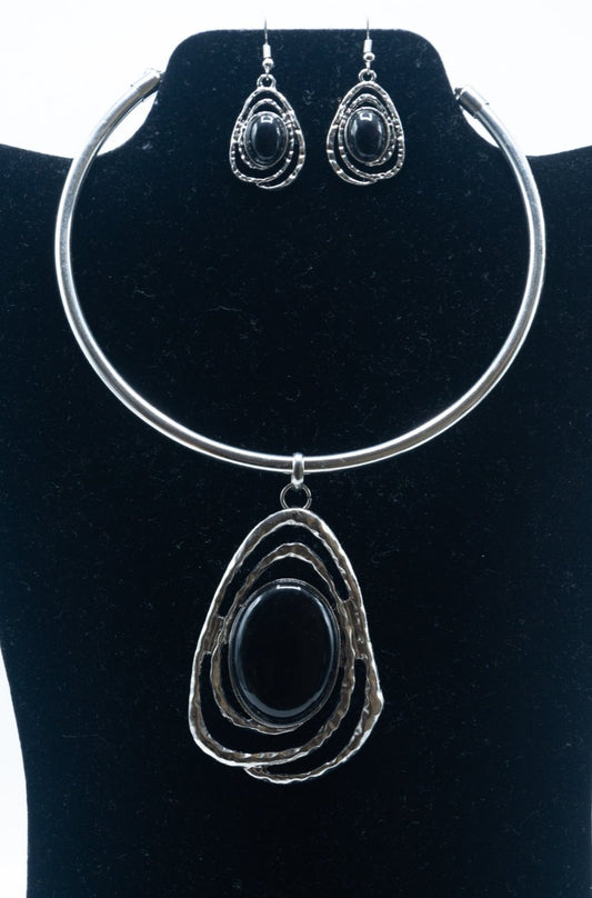 NE-296 Silver Collar with Black Oval Pendant