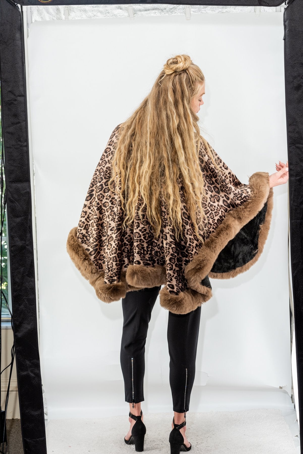 038- Very Moda Leopard Fur Trimmed Reversible Cape